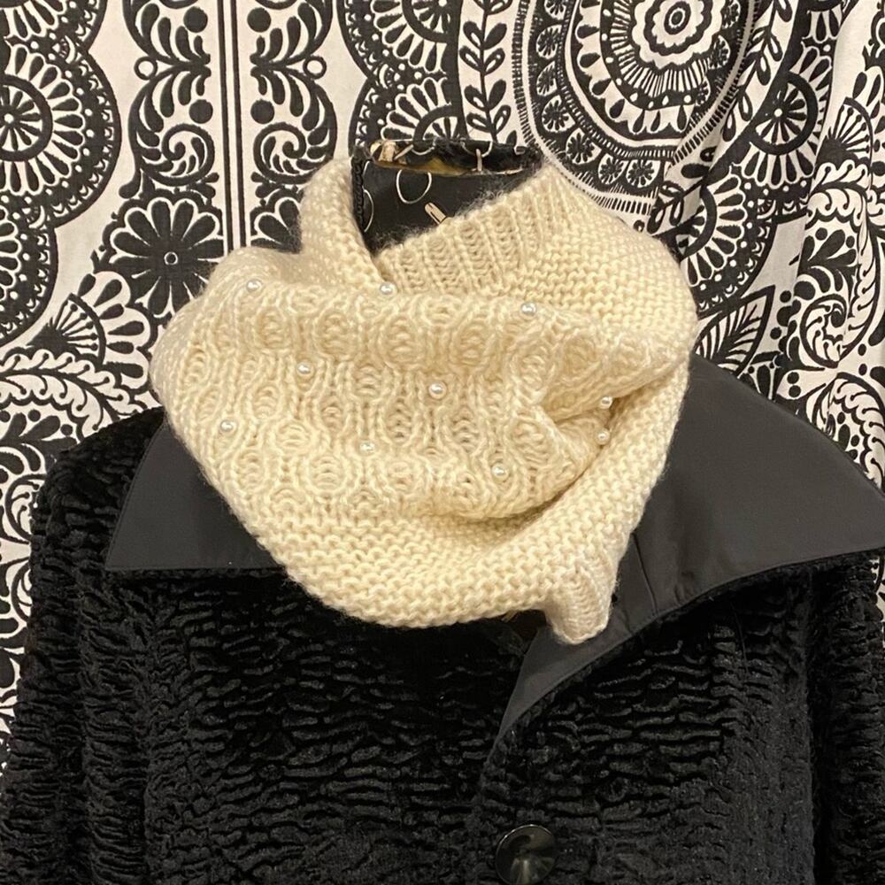 Betsey Johnson Soft Knit Ivory Cowl Infinity Scarf w/ Pearl‎ Beads IMMACULATE